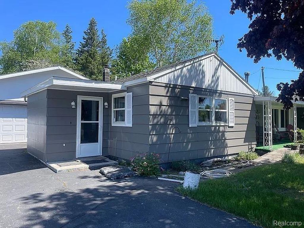 1051 County Road 442, Inwood township