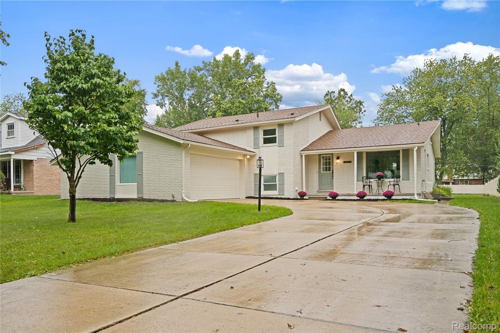 8240 Hampton Road, Grosse Ile