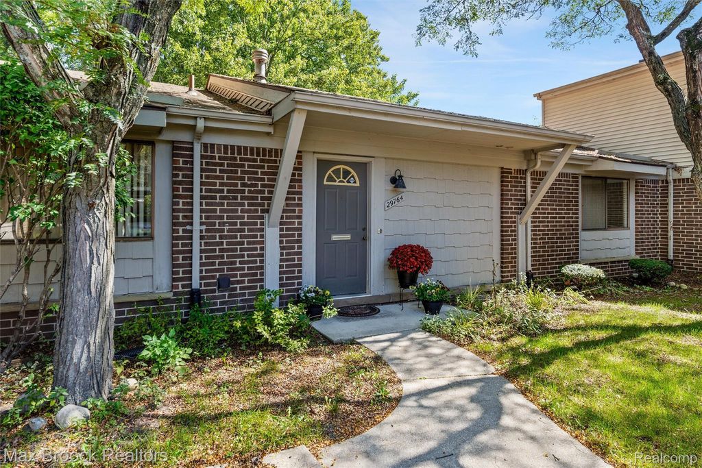 29764 Farmbrook Villa Lane, Southfield