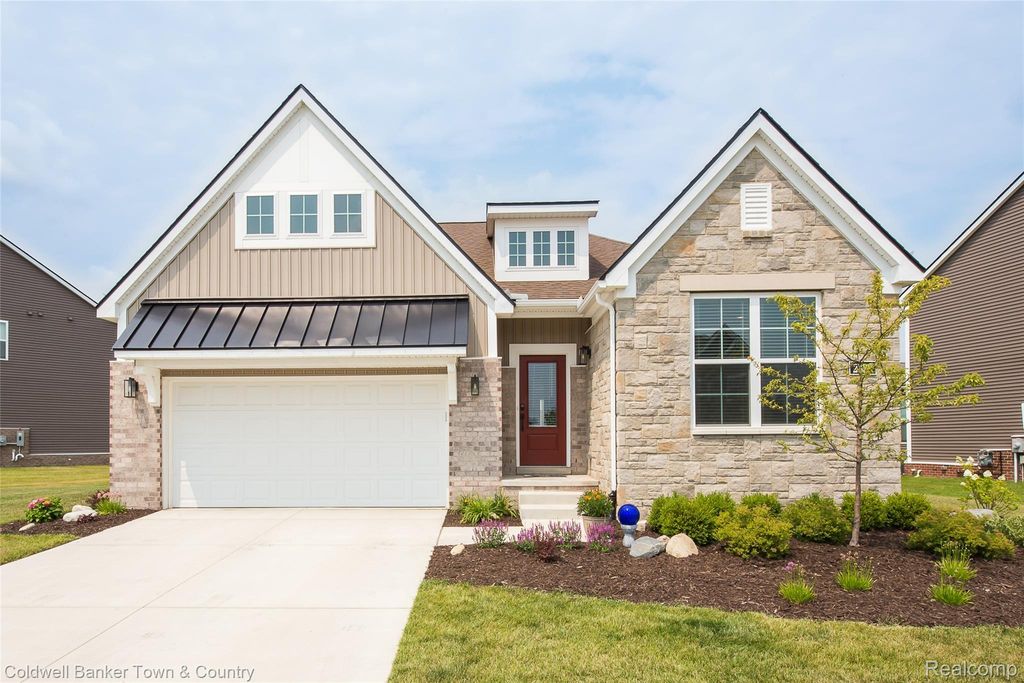 2329 Provencal Drive, Commerce charter township