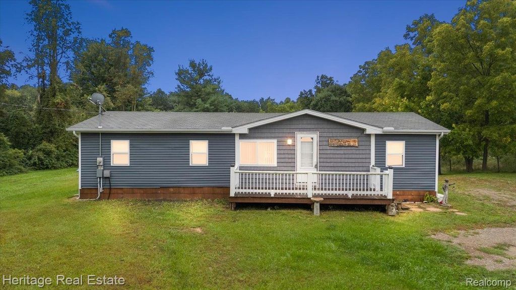 3337 Le Valley Road, Columbiaville