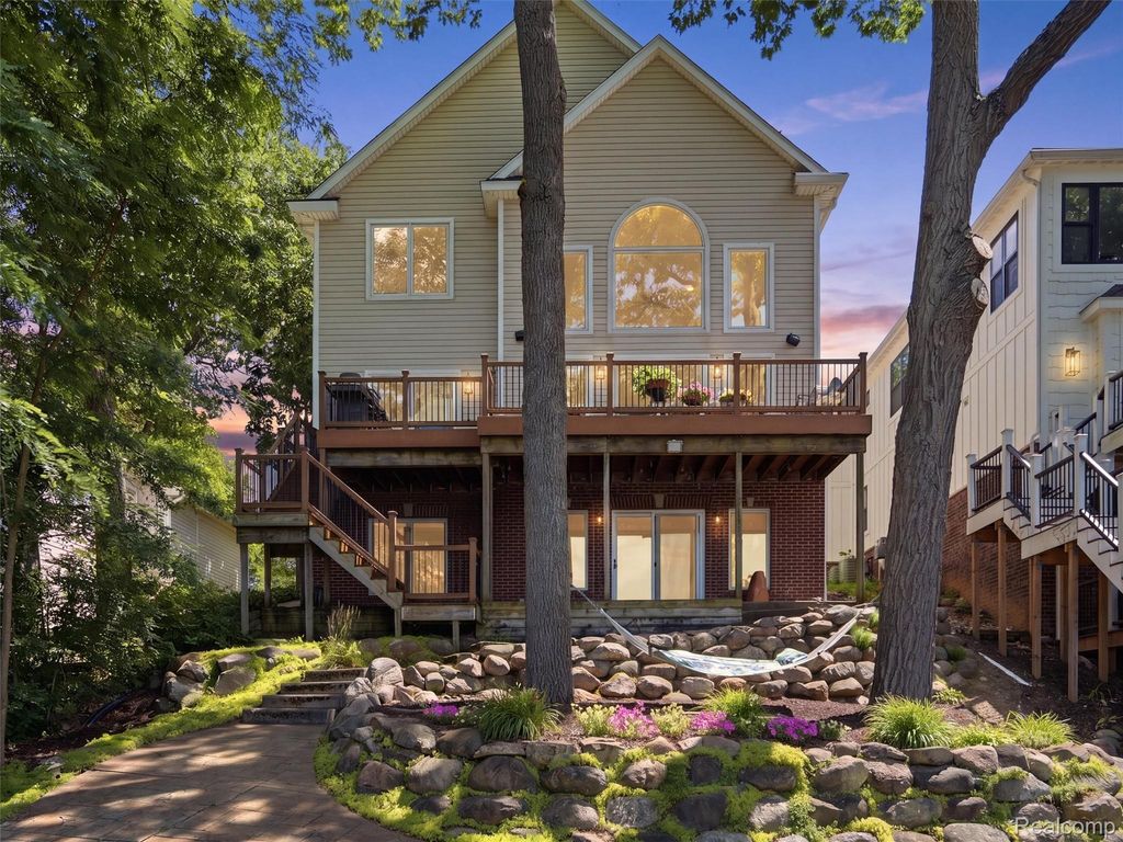 3962 Highcrest Drive, Genoa township
