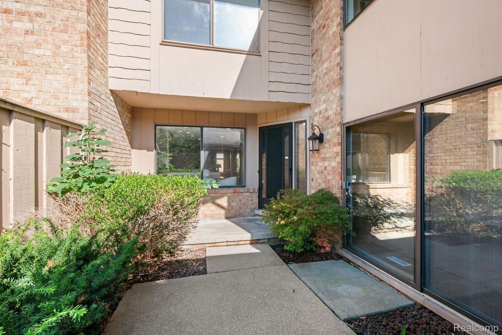 7137 Pebble Park Drive, West Bloomfield charter township