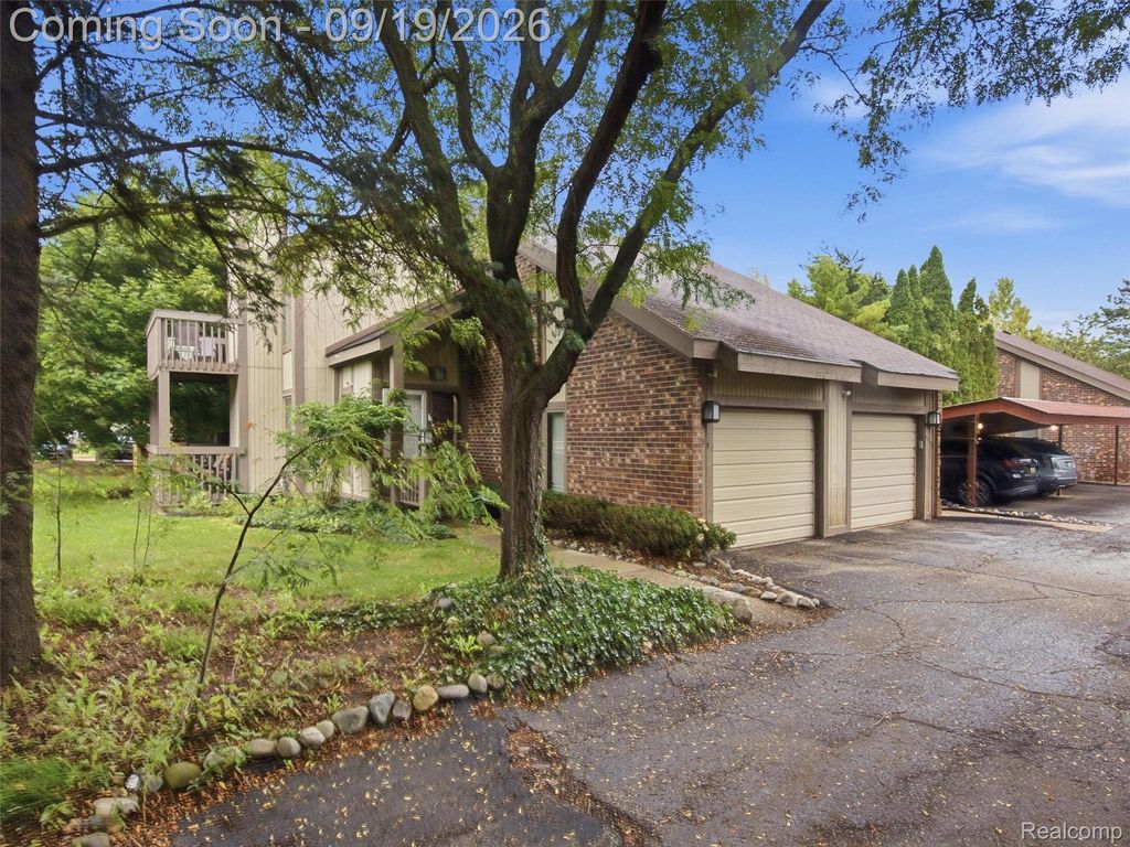 7351 Brynmawr Drive, West Bloomfield