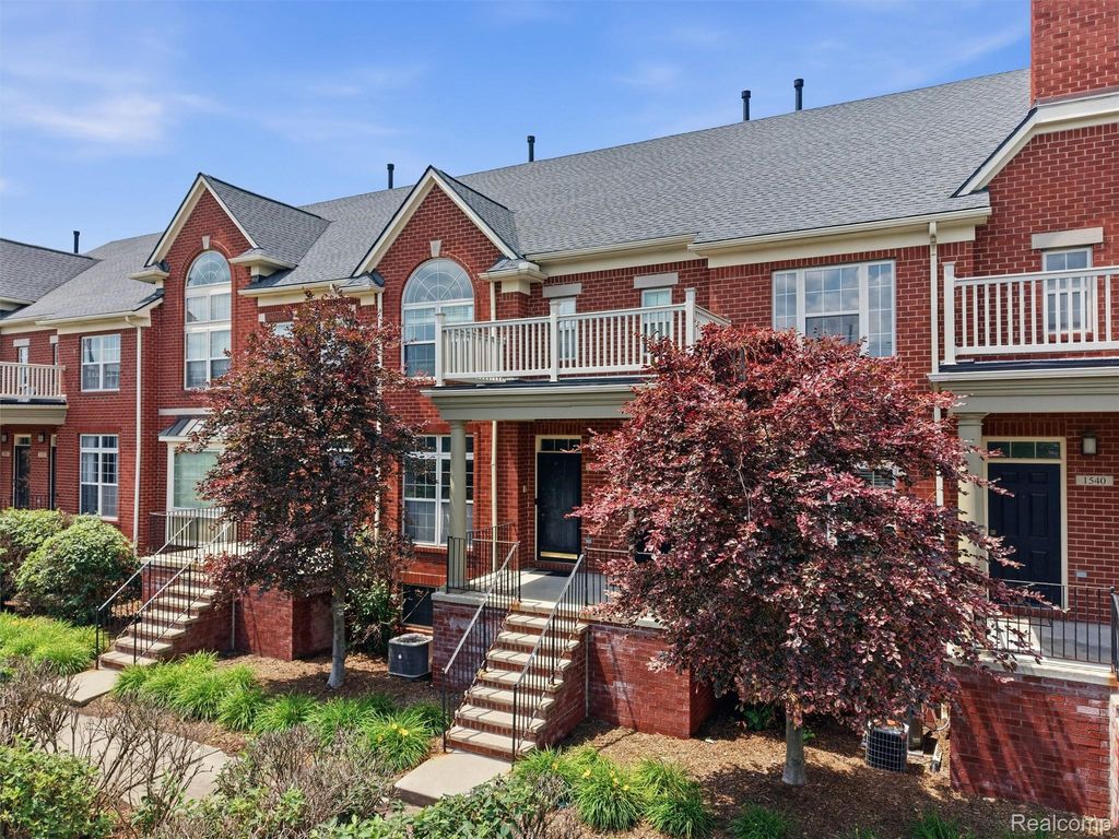 1528 Devon Lane, Troy