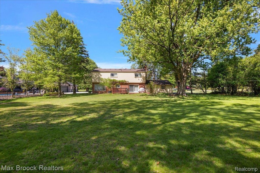 6609 E Knollwood Circle, West Bloomfield