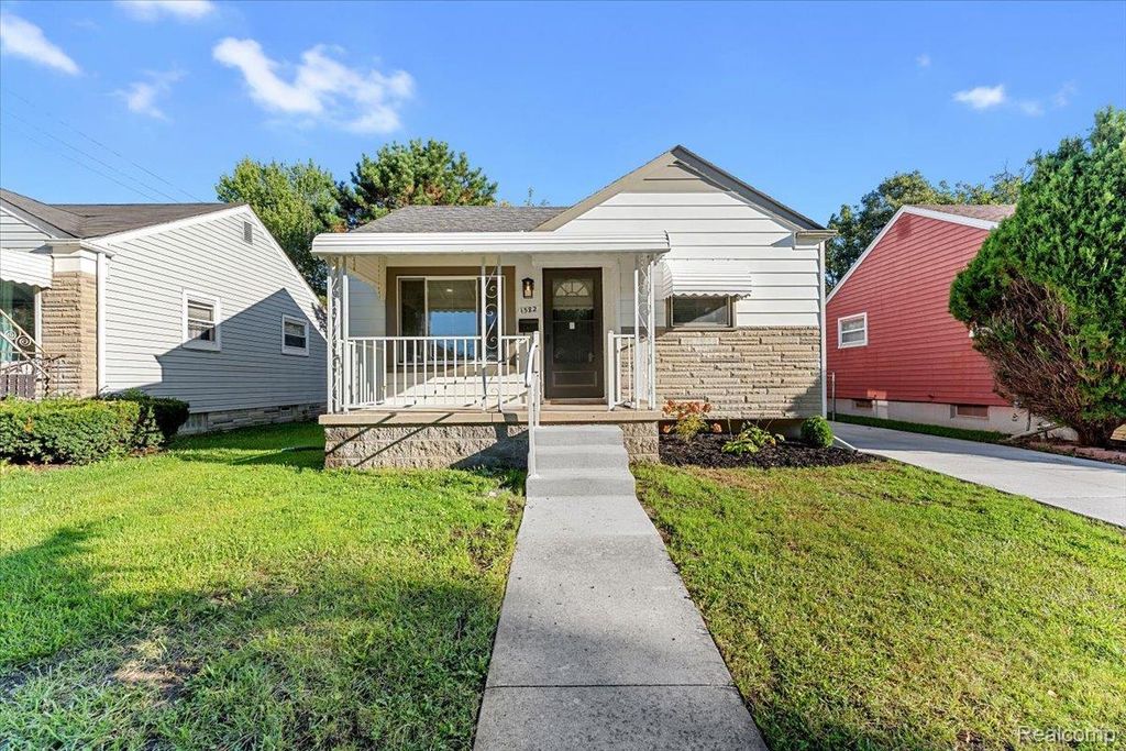 1582 Gregory Avenue, Lincoln Park