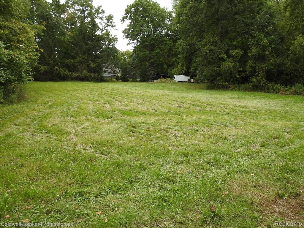 1988 S Elba Road, Lapeer