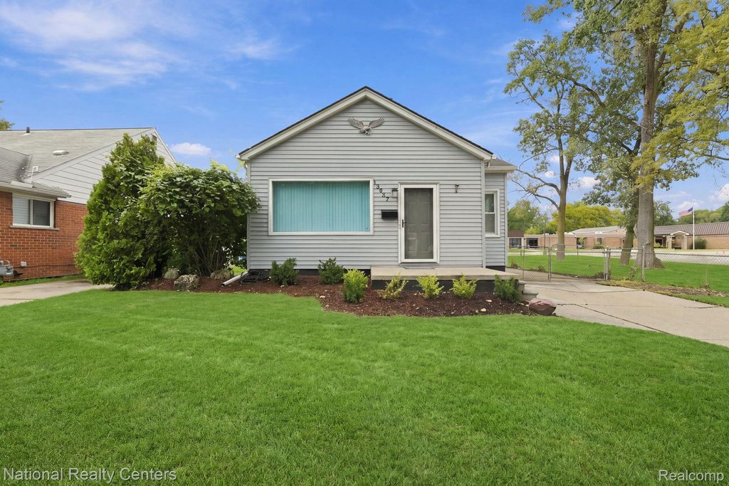 13957 Berwyn, Redford