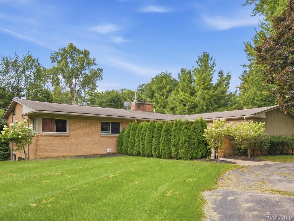 4430 Queens Way, Bloomfield Hills