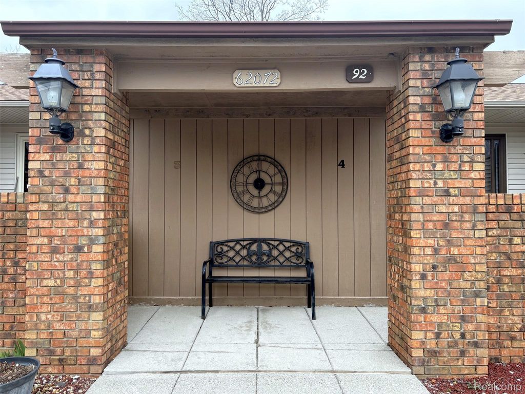 62072 Yorktown - Unit 4, South Lyon