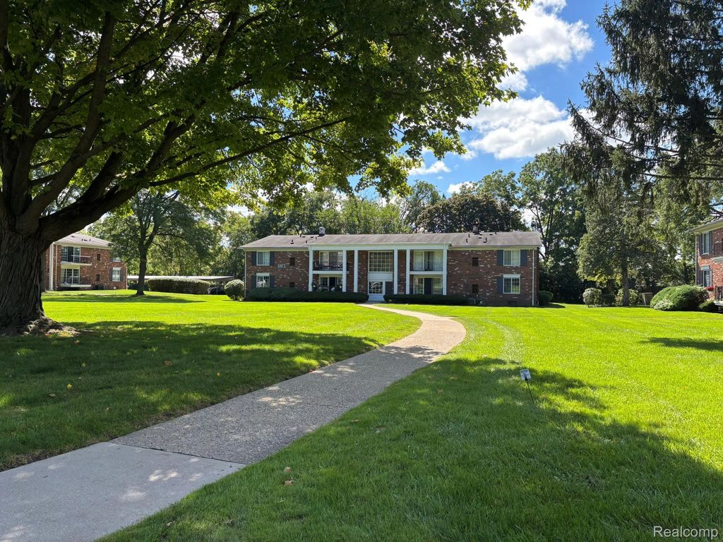 448 Fox Hills Drive S 2, Bloomfield Hills