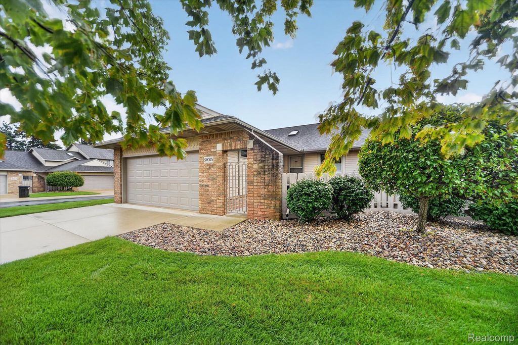 205 Addison Circle, Fowlerville