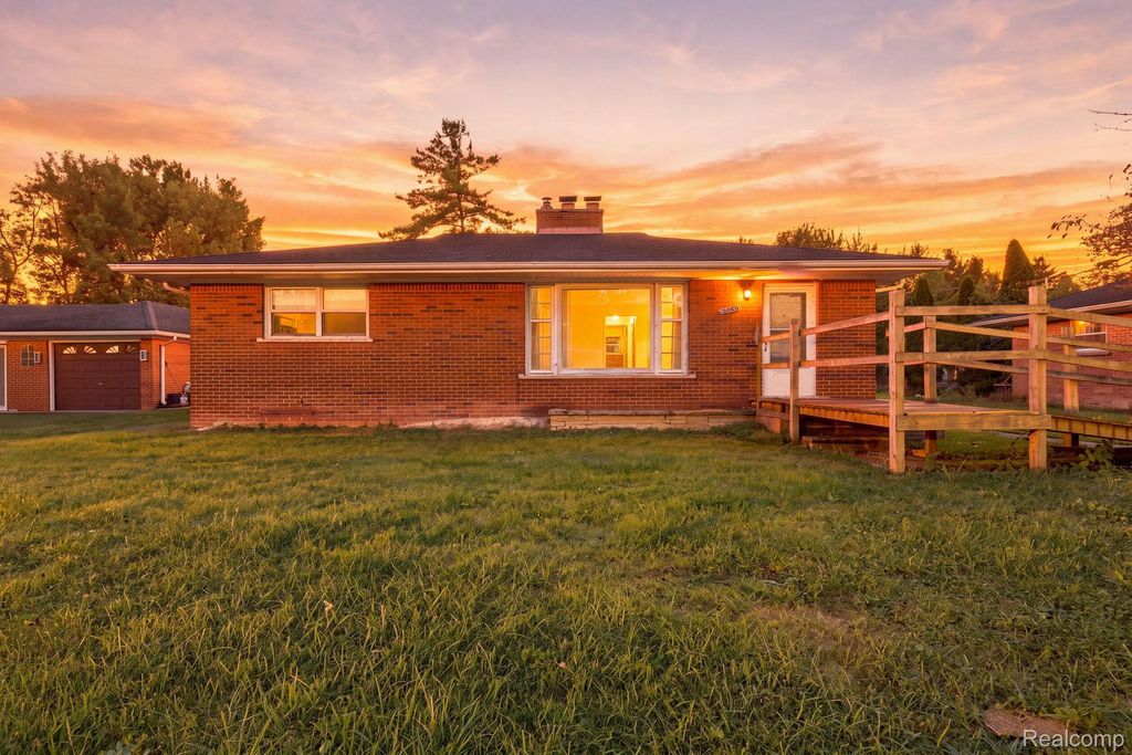20290 Meridian Road, Grosse Ile