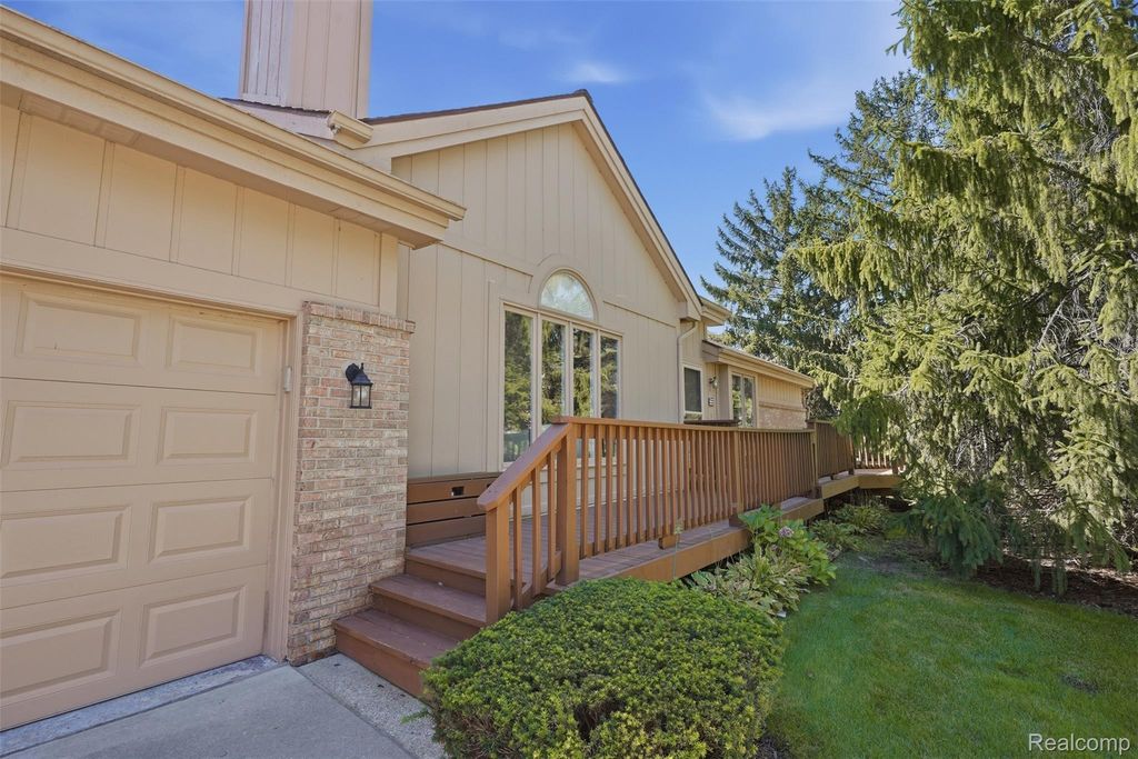 21895 River Ridge Trail, Farmington Hills