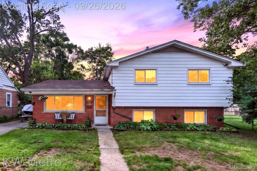 348 E Evelyn Avenue, Hazel Park