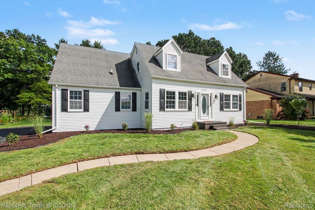 1337 Osborn Lake Drive, Brighton