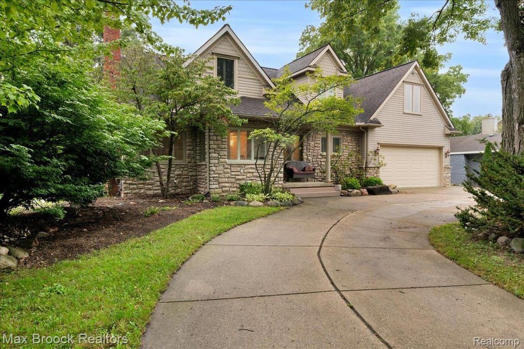 2175 Langham Drive, West Bloomfield