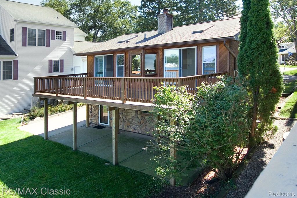 1508 Lakeview Drive, Wolverine Lake