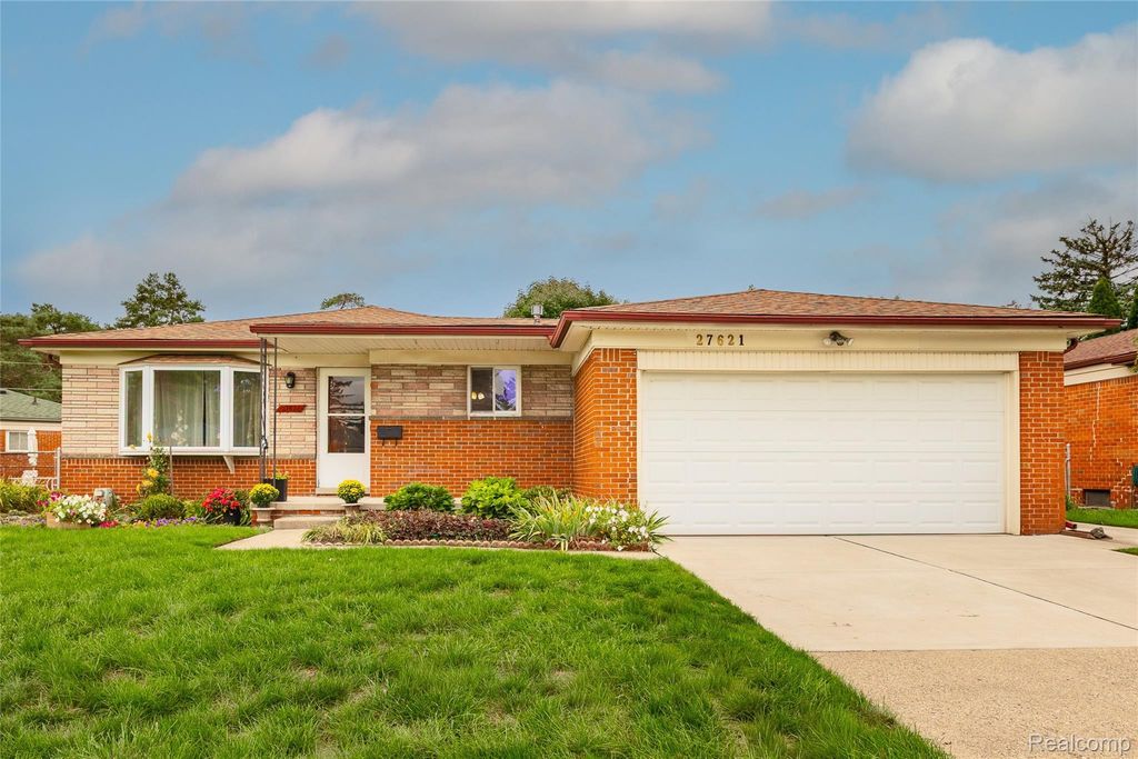 27621 Thomas Avenue, Warren