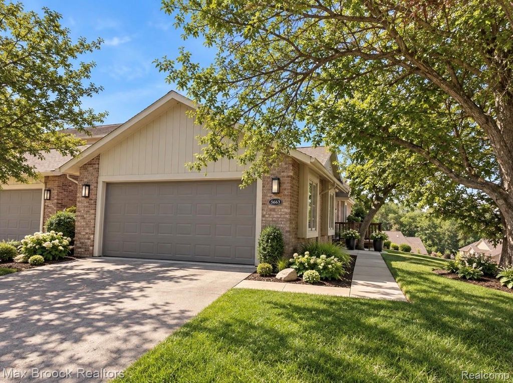 5663 Hillcrest Circle E 64, West Bloomfield