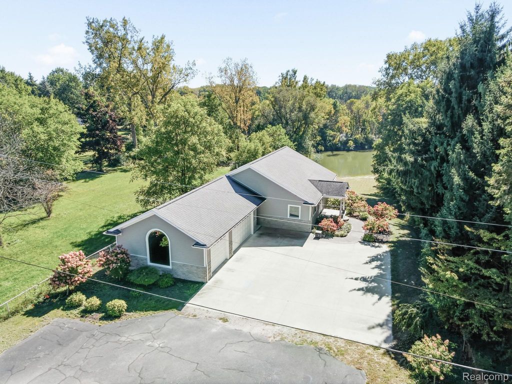 3751 N River Road, Fort Gratiot
