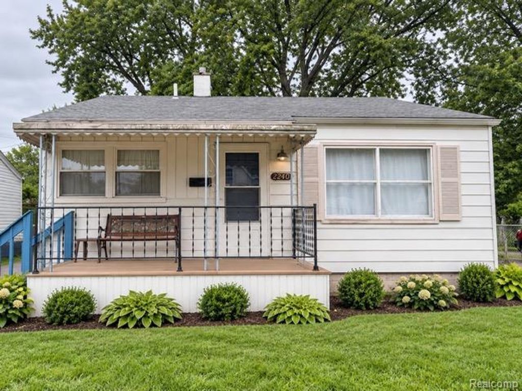 22401 Cunningham Avenue, Warren