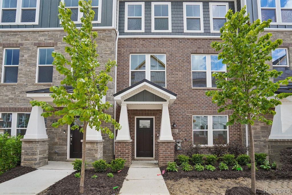 25556 Tolstoy Trail, Novi