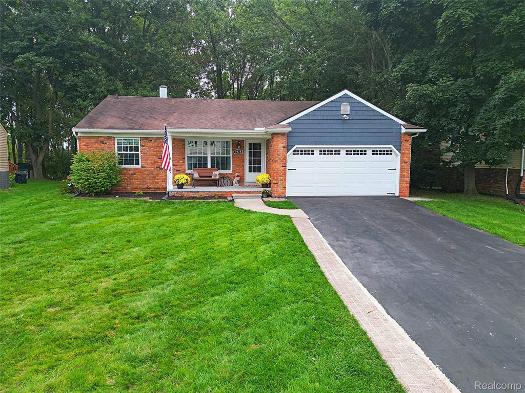 1975 Teaneck Circle, Wixom