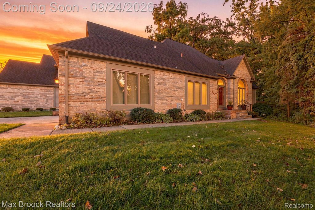 24585 Edgewood Drive, Novi