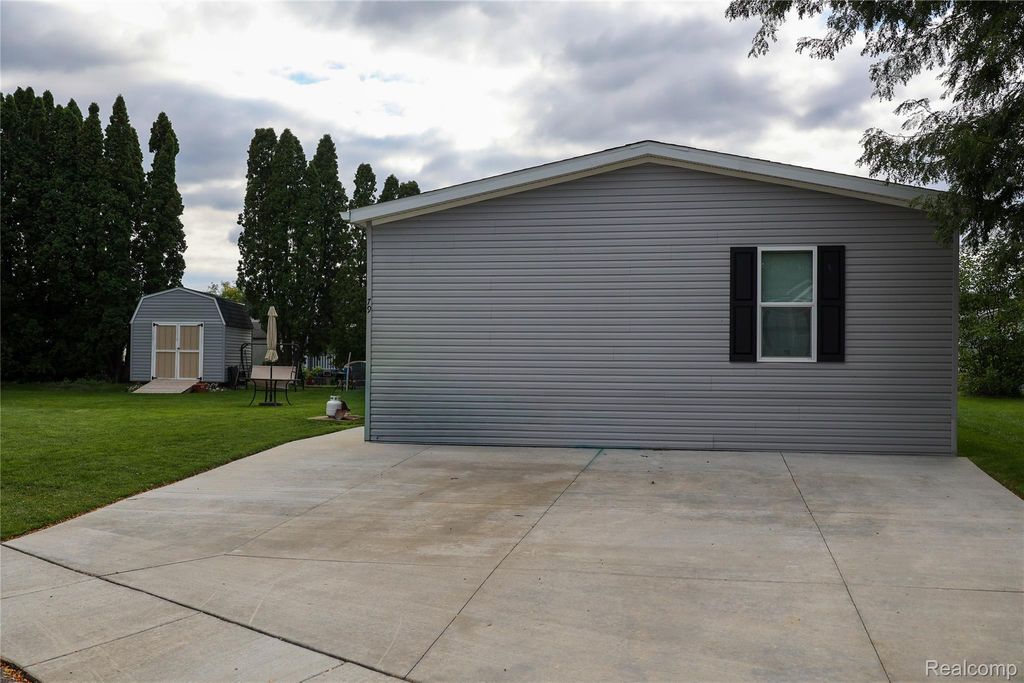 79 Woodridge Ct, White Lake