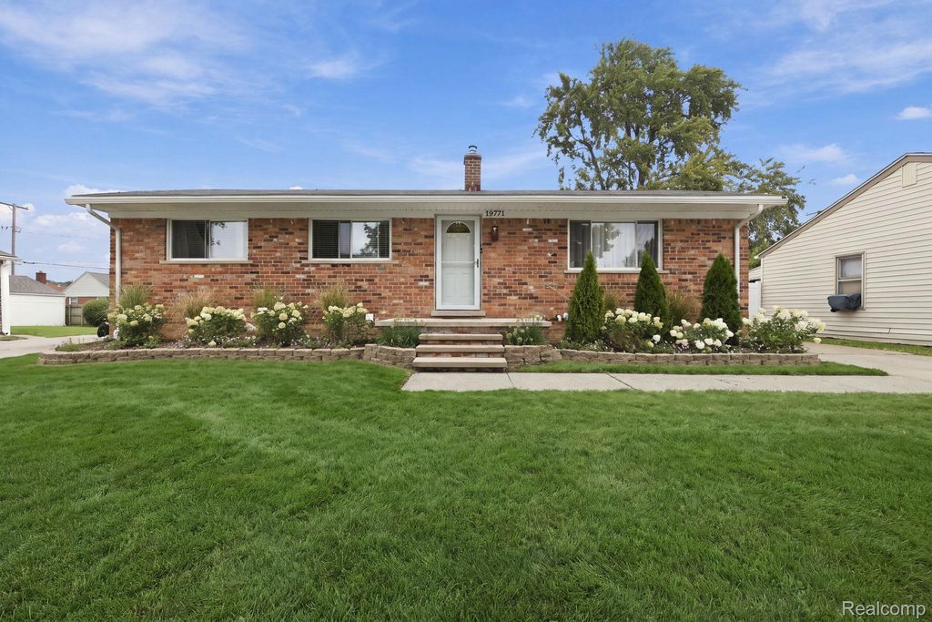 13771 Hovey Avenue, Warren