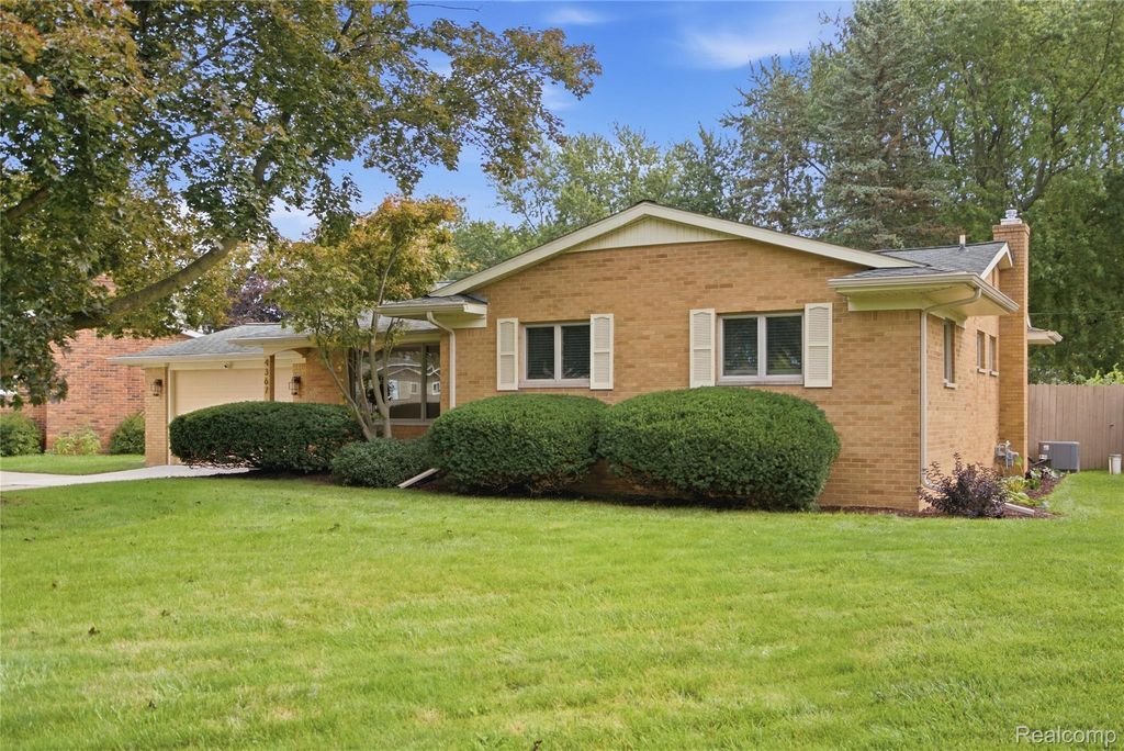 4367 Old Colony Drive, Flint