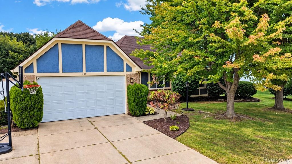 330 Harbour Pointe Drive, Belleville