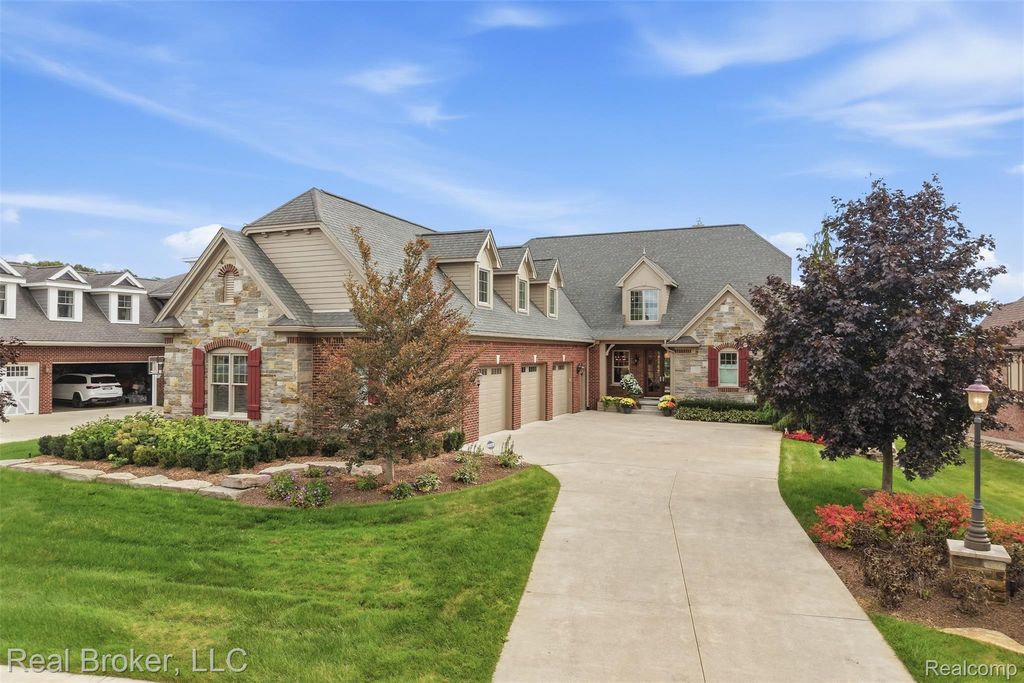 10423 Stoney Point Drive, South Lyon