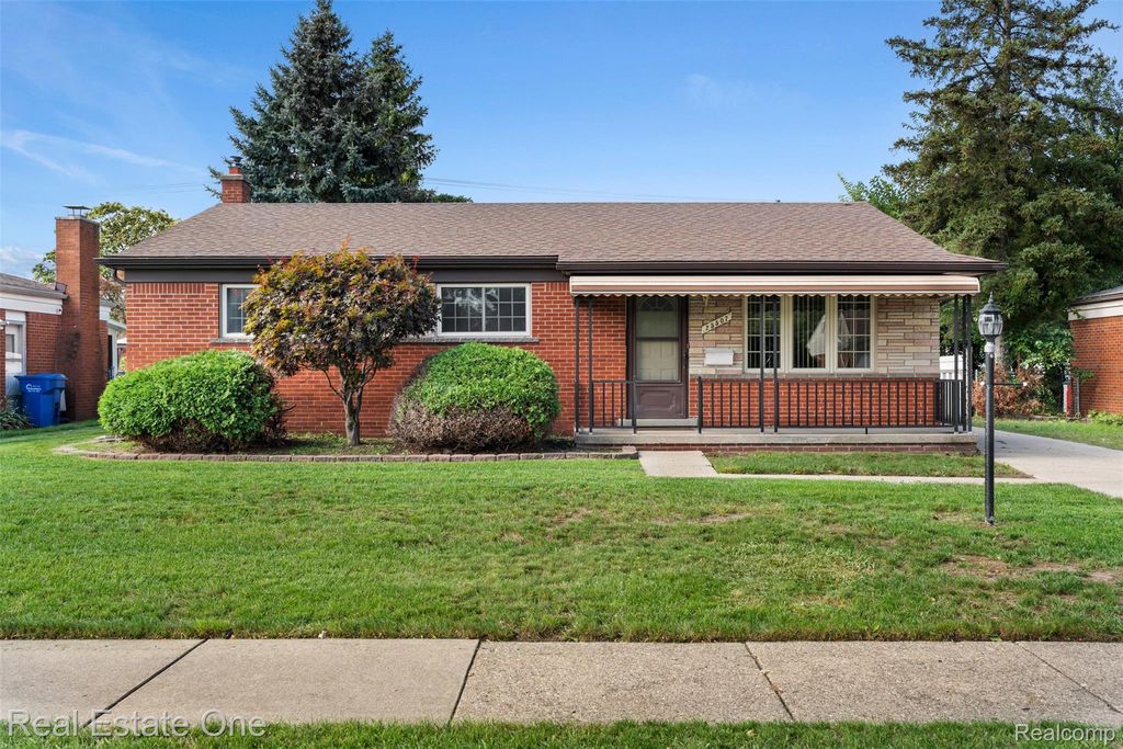 25507 Thomas Drive, Warren