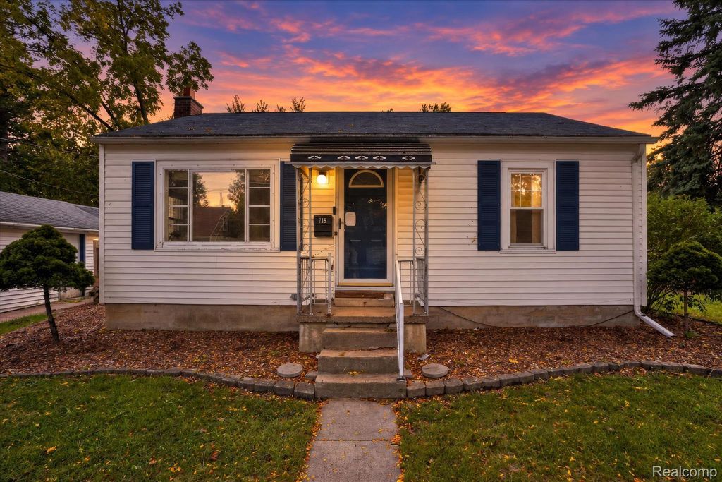719 Poxson Avenue, Lansing