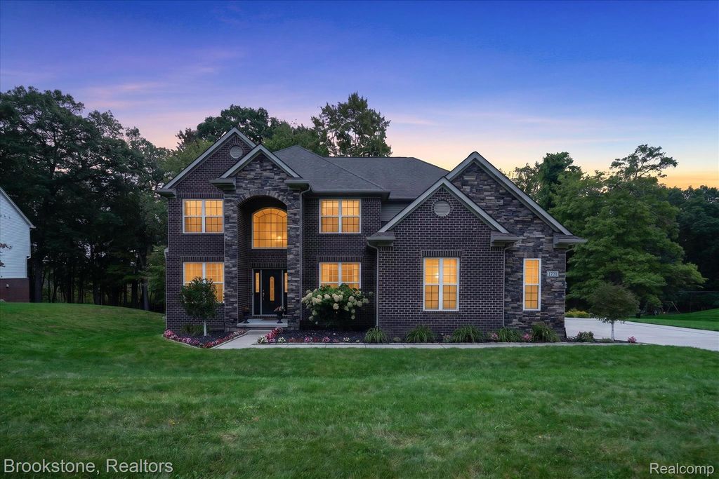 1731 Algonquian Trail, Lake Orion