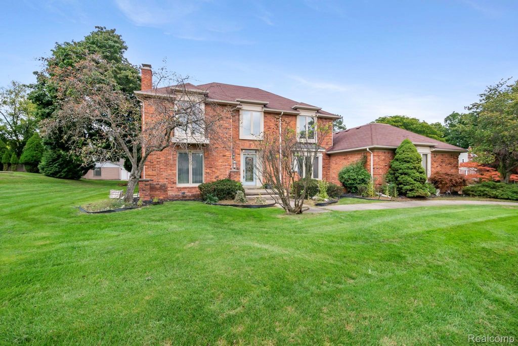 5460 Walnut Knoll Court, West Bloomfield
