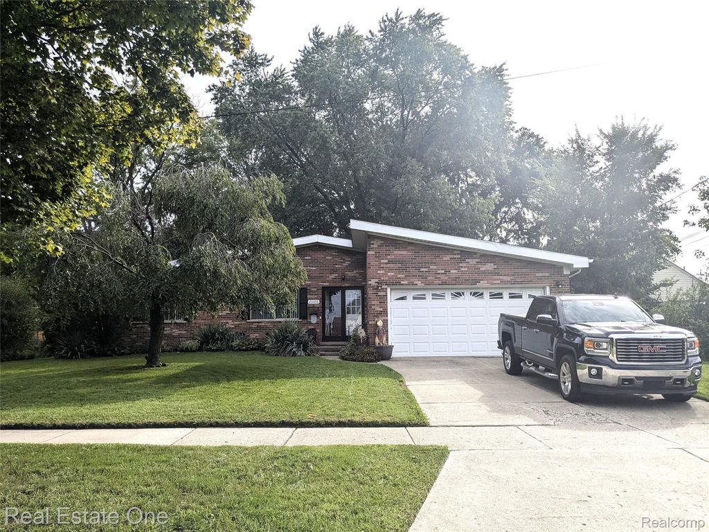 23106 Cunningham Avenue, Warren