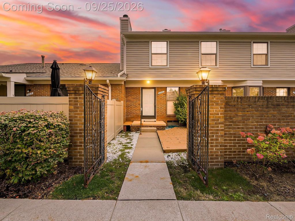 31008 Country Bluff, Farmington Hills