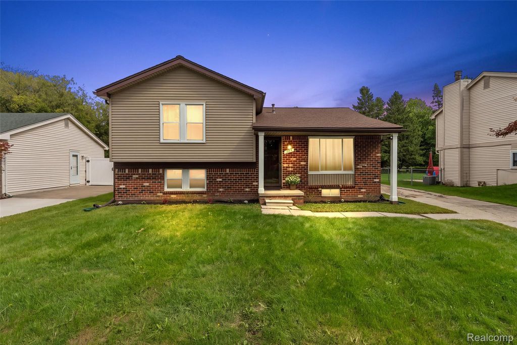 1205 Hampshire Drive, Canton