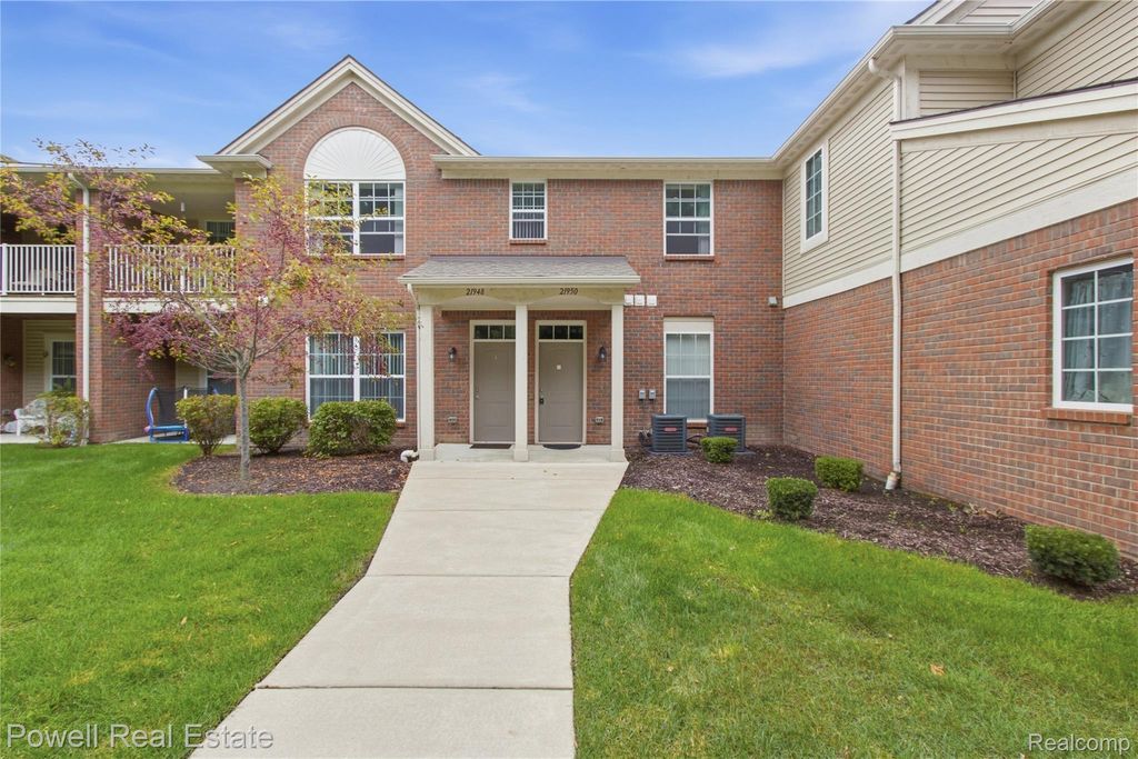 21950 Aberdeen Dr Drive 44, Macomb