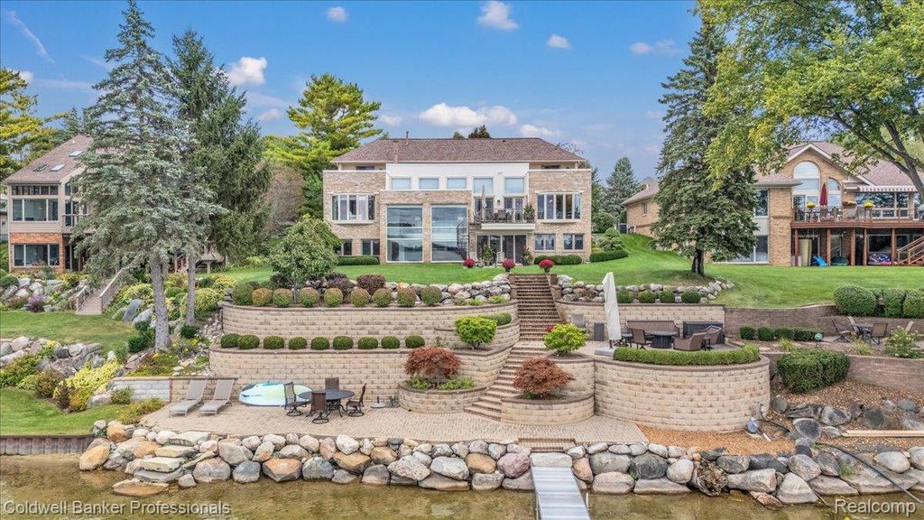 2355 Cedar Key Drive, Lake Orion