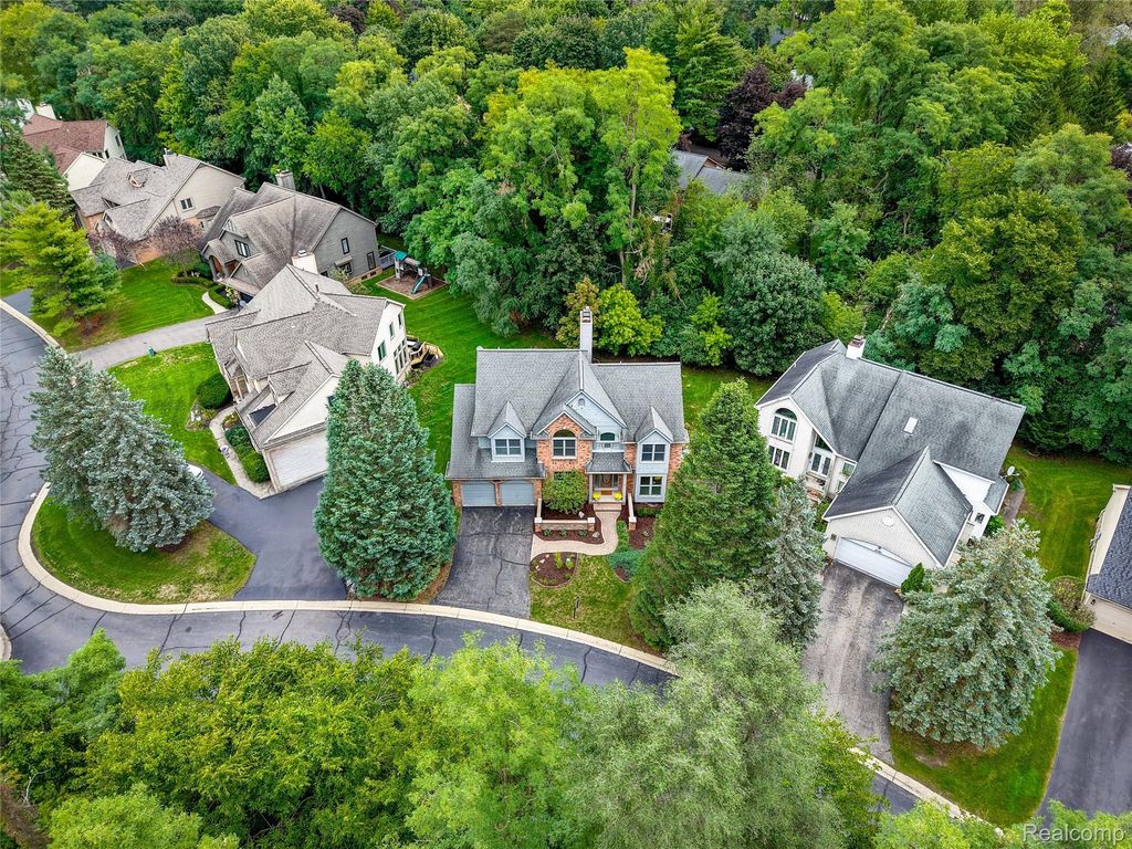 2749 Nicole Court, West Bloomfield