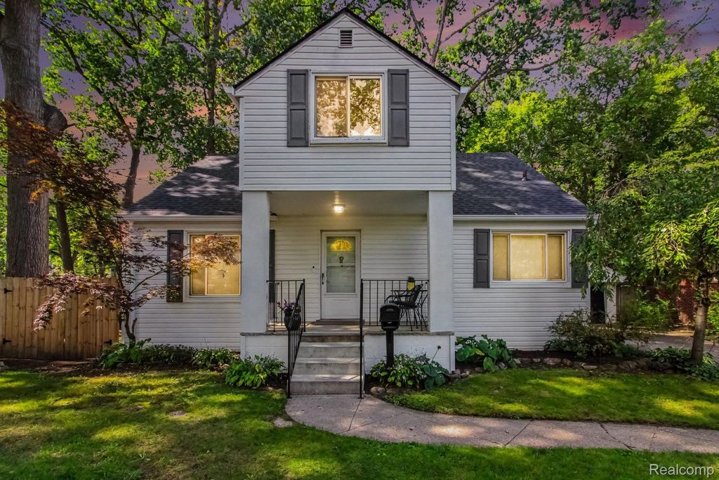 23831 Seneca Street, Oak Park