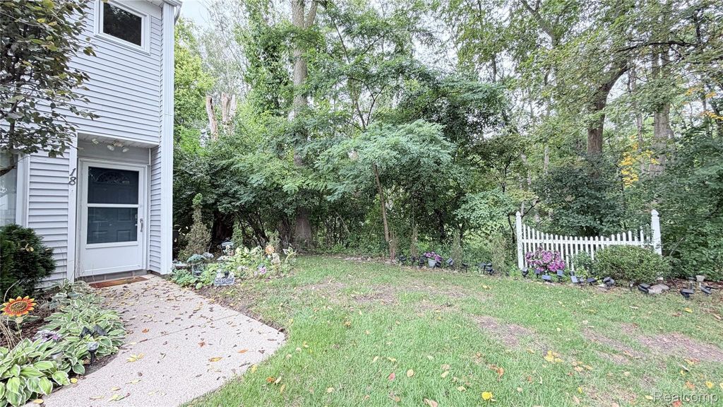 18 Rose Petal Court, Mount Clemens