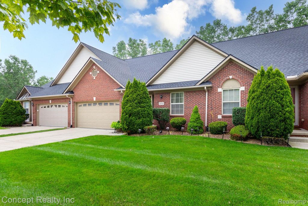 20742 Doves Pointe Drive, Romulus