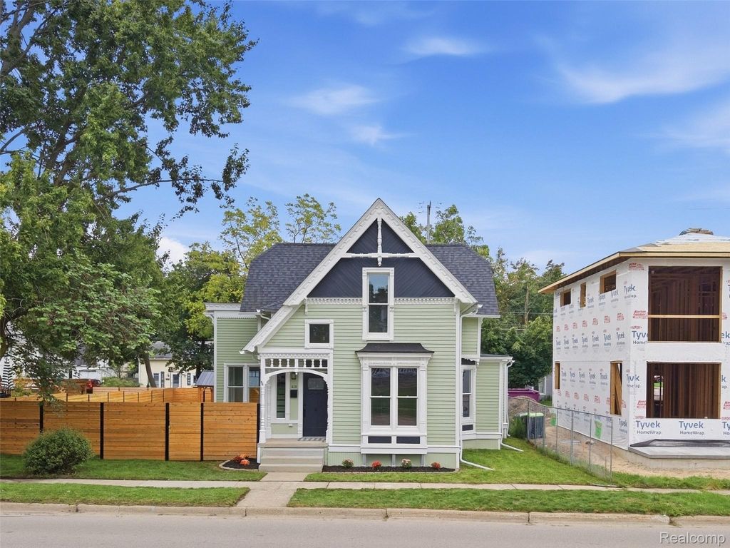 213 W Shiawassee Avenue, Fenton city