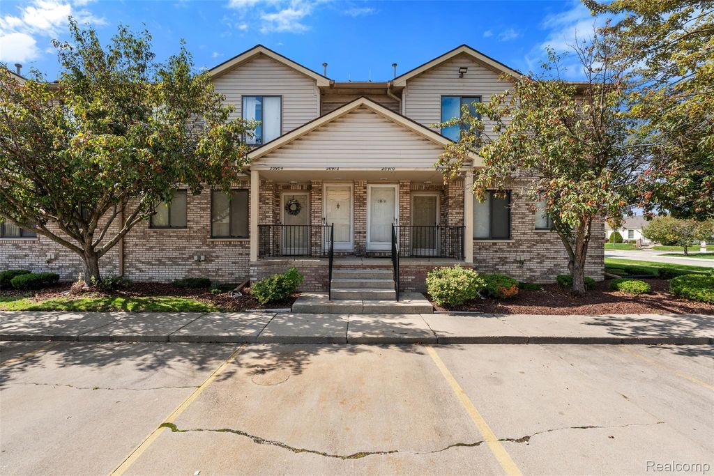 20912 Flora Street, Roseville